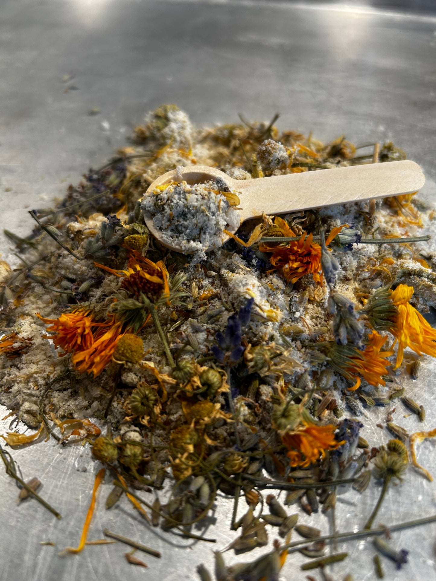 Infusion salée de bain pour une expérience relaxante et régénérante Calendule-Camomille-Lavande