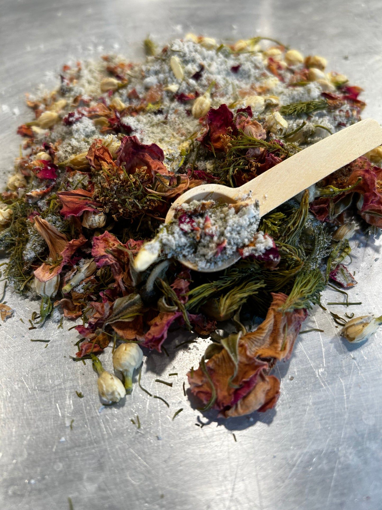 Infusion salée de bain pour une expérience relaxante et régénérante Rose-Jasmin-Sapin